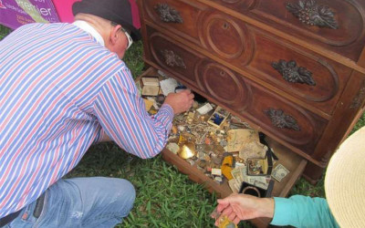 發財了  花3000元買的二手木櫃傳出怪聲，他打開抽屜暗層一看「滿滿全是金銀珠寶」