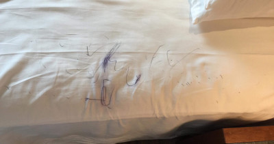 小孩亂畫飯店床單！留30cm藍色原子筆痕「飯店要求賠2000元」爸驚嚇：合理嗎？