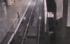 空無一物的月台突然駛入一輛半透明的「幽靈列車」，停了一下才又開離月台。似乎是在等月台乘客上車...