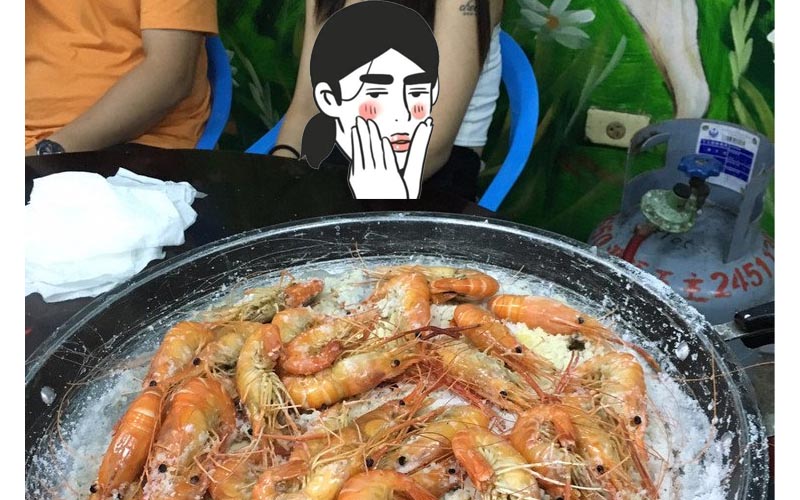 網友假問卦「釣蝦場的蝦真的健康嗎？」結果目的只是想炫耀後面的豪乳妹！！ 