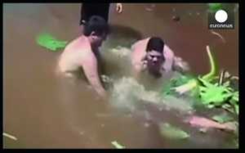 恐怖實錄：巴西少年水中被吸走的恐怖瞬間！瞬間消失的畫面讓人害怕！