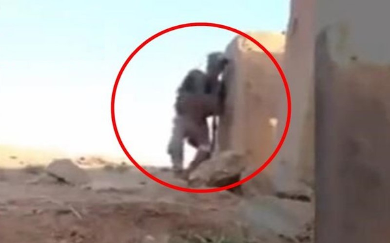 年輕士兵慘遭IS狙擊手圍困隨時會被爆頭...但他竟靠這天才巧妙方式成功逃脫！(圖+影)
