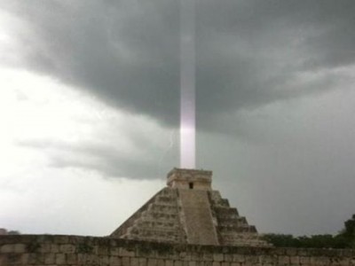 馬雅金字塔驚見神秘光柱  世界末日